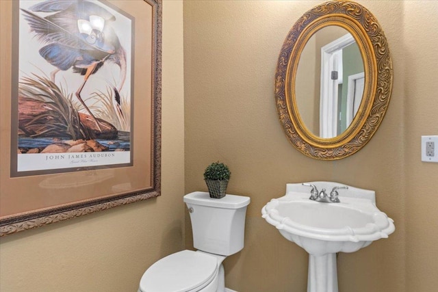 2932 Persimmon Valley Trl, Austin, TX 78732 - half bathroom featuring toilet