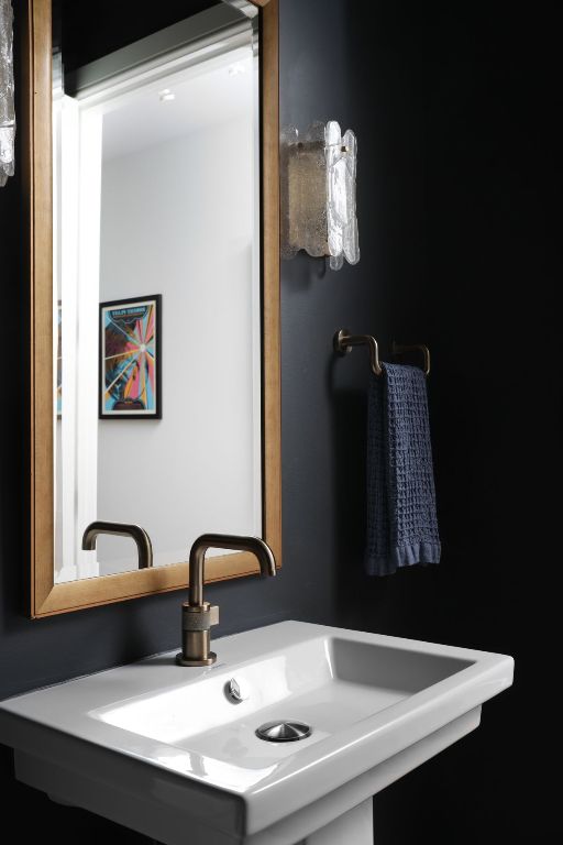 bathroom featuring a sink