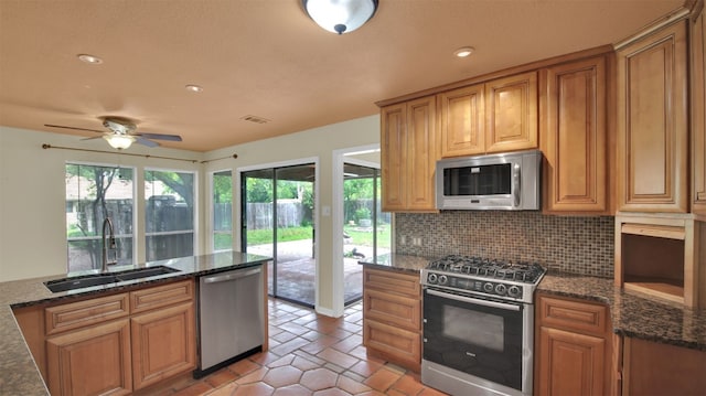 kitchen featuring stainless steel appliances, a sink, healthy amount of natural light, a ceiling fan, and recessed lighting