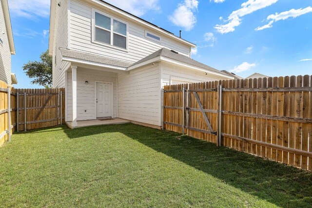view of yard featuring a gate