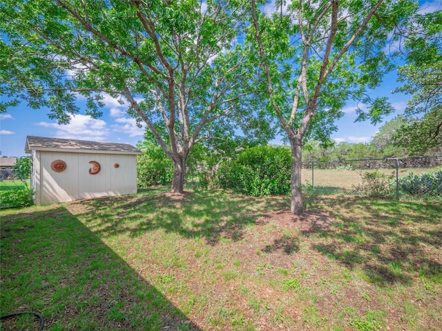 view of yard with an outdoor structure