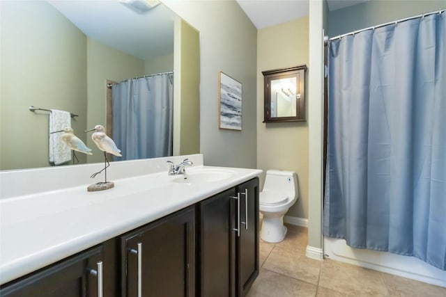 full bath with tile patterned flooring, toilet, vanity, curtained shower, and baseboards