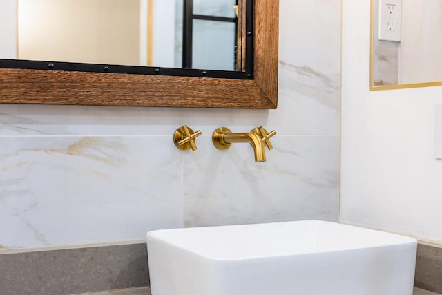 113 Woodland Rd, Georgetown, TX 78628 - full bath featuring a freestanding bath and a sink