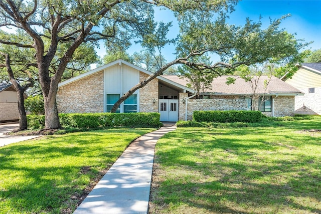 11532 Spicewood Pkwy, Austin, TX 78750 - mid-century inspired home with stone siding and a front lawn