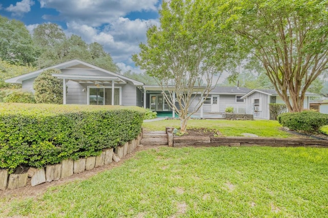 104 N Fair St, Gonzales, TX 78629 - single story home with a front lawn