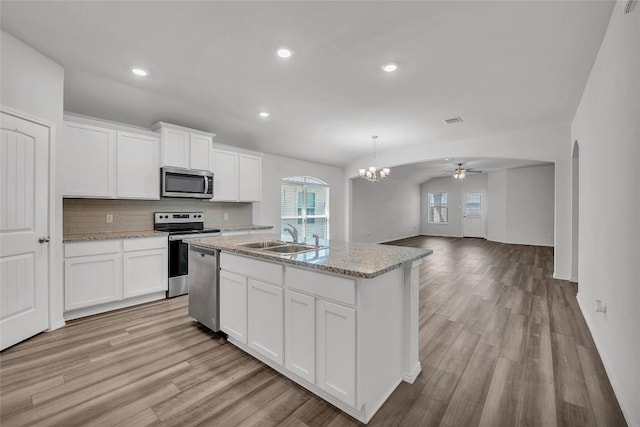 kitchen featuring stainless steel appliances, a sink, light wood-type flooring, a ceiling fan, and recessed lighting