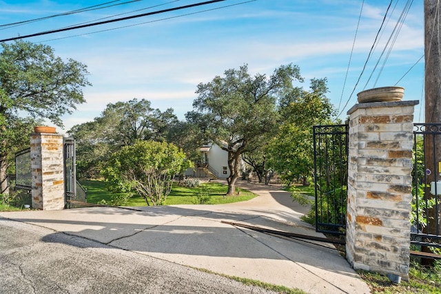 gate featuring fence