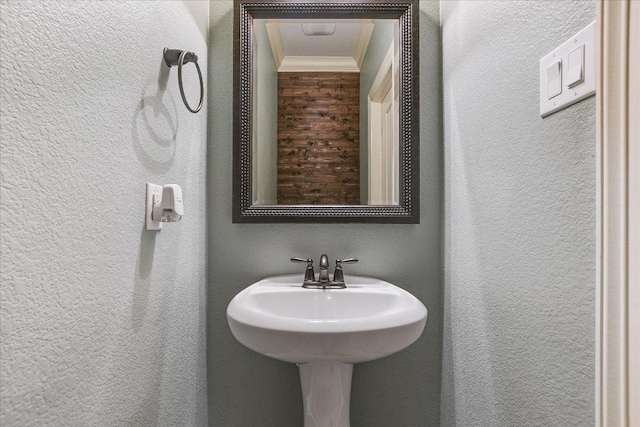 468 Monahans Dr, Georgetown, TX 78628 - bathroom featuring ornamental molding and a textured wall