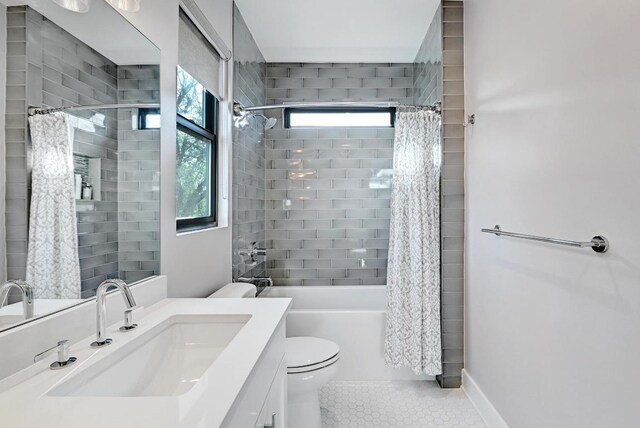 3102 Hunt Trl, Austin, TX 78757 - full bath featuring vanity, tile patterned floors, toilet, and shower / bath combination with curtain