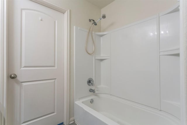 bathroom with bathtub / shower combination