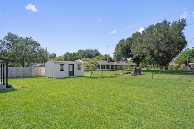 view of yard featuring an outbuilding