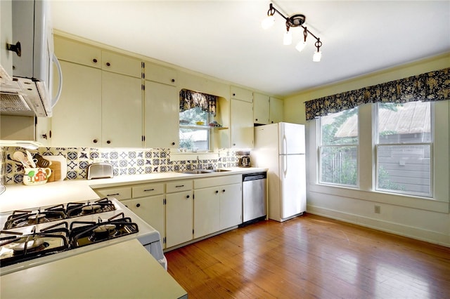 101 Short St, Smithville, TX 78957 - kitchen featuring white appliances, light countertops, backsplash, and light wood finished floors