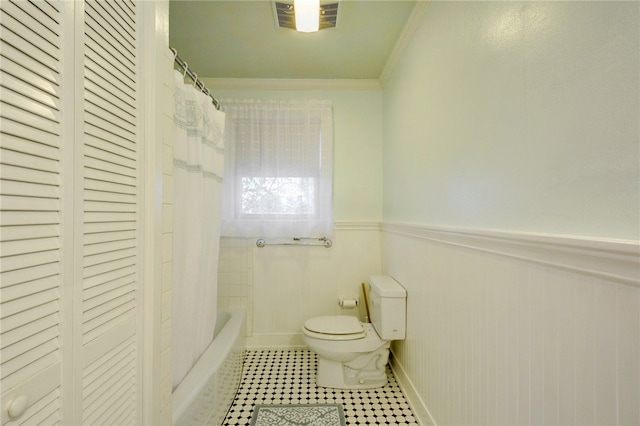101 Short St, Smithville, TX 78957 - bathroom with ornamental molding, a closet, wainscoting, shower / bathtub combination with curtain, and tile patterned flooring