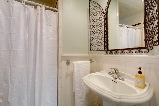 101 Short St, Smithville, TX 78957 - full bath with a wainscoted wall and a shower with curtain