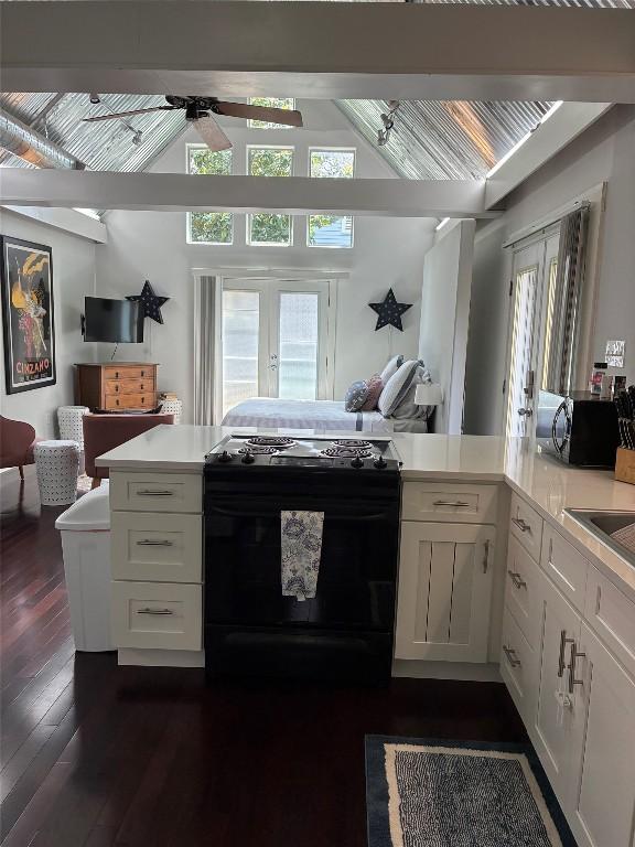 101 Short St, Smithville, TX 78957 - kitchen with black appliances, vaulted ceiling, plenty of natural light, and open floor plan