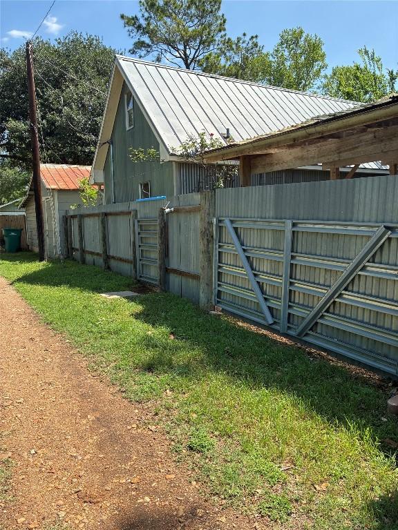 101 Short St, Smithville, TX 78957 - view of yard featuring an outdoor structure