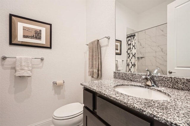 full bath with toilet, vanity, a shower with shower curtain, and baseboards