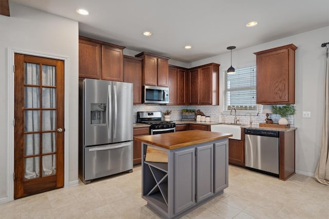 168 Pearl Way, Buda, TX 78610 - kitchen featuring stainless steel appliances, a sink, tasteful backsplash, open shelves, and recessed lighting