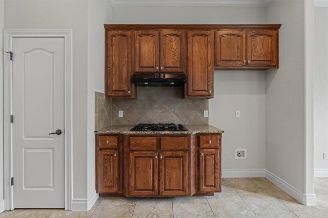 105 Longhorn Cavern Cv, Georgetown, TX 78633 - kitchen featuring under cabinet range hood, decorative backsplash, stone countertops, baseboards, and crown molding