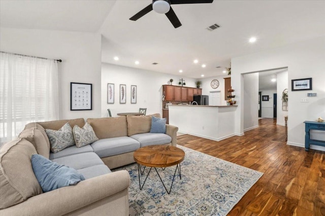 living area with ceiling fan, dark wood-style floors, recessed lighting, and baseboards