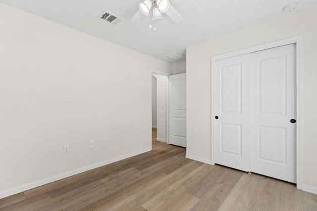 unfurnished bedroom featuring light wood-style floors, baseboards, a closet, and a ceiling fan