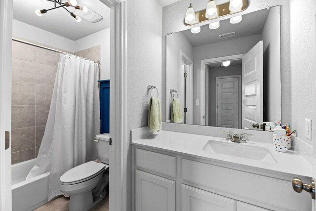 full bathroom with a chandelier, toilet, vanity, and shower / bath combination with curtain