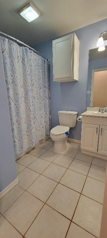 195 Cardinal Dr, Paige, TX 78659 - full bathroom featuring tile patterned floors, vanity, toilet, baseboards, and curtained shower