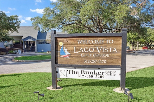 community / neighborhood sign featuring a yard