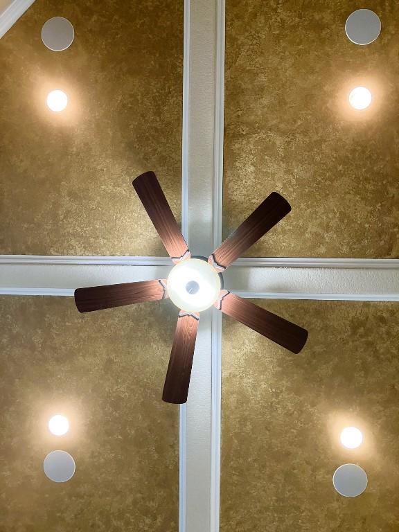 129 S Abrego Xing, Floresville, TX 78114 - detailed view of ceiling fan