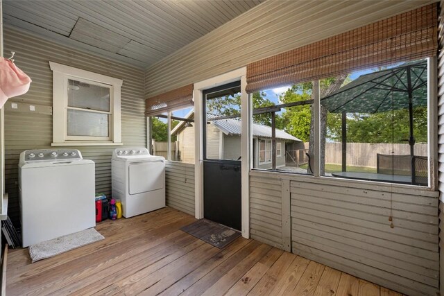 117 N Main St, Paige, TX 78659 - sunroom featuring washer and dryer