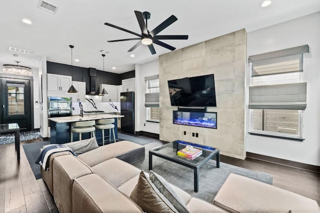 1111 Walton Ln Unit 2, Austin, TX 78721 - living room featuring a ceiling fan, recessed lighting, dark wood-style floors, and baseboards