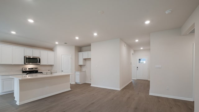 329 Lone Cedar Rd, Marble Falls, TX 78654 - kitchen with stainless steel appliances, a sink, light wood-style floors, an island with sink, and recessed lighting