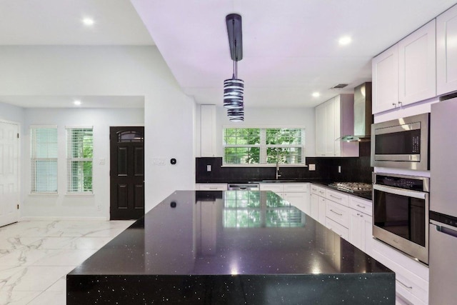 309 Northwood Dr, Georgetown, TX 78628 - kitchen with appliances with stainless steel finishes, white cabinetry, a spacious island, recessed lighting, and backsplash