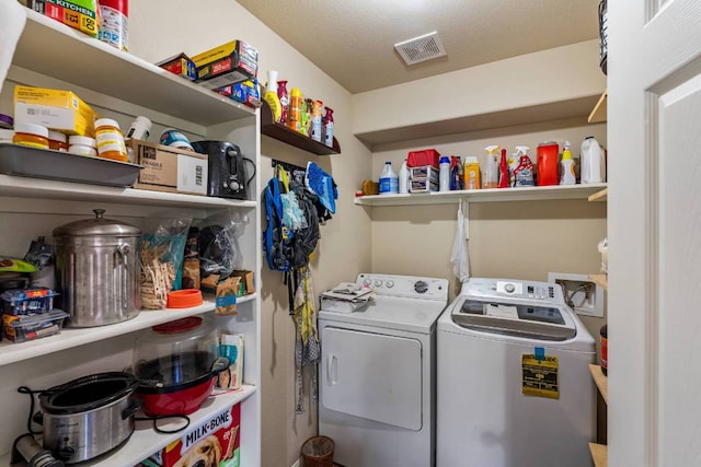 604 Comal Run, Hutto, TX 78634 - laundry area featuring washing machine and clothes dryer