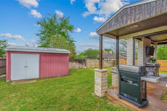 view of yard featuring a storage unit and an outdoor structure
