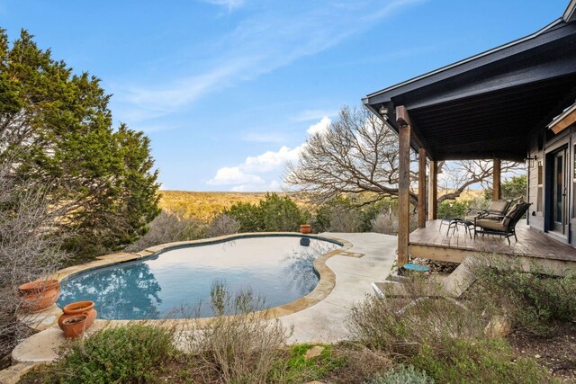 124 Hoskins Trl, Boerne, TX 78006 - outdoor pool with a deck