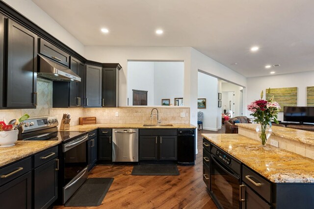 124 Hoskins Trl, Boerne, TX 78006 - kitchen featuring stainless steel appliances, under cabinet range hood, a sink, open floor plan, and dark wood-style floors