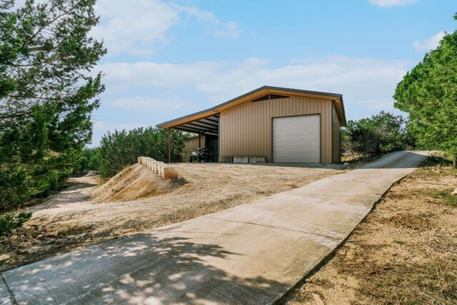 124 Hoskins Trl, Boerne, TX 78006 - garage with a detached garage and driveway