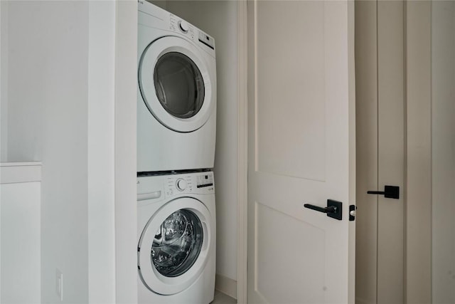 2209 Woodland Ave Unit 501, Austin, TX 78741 - laundry area with stacked washer and clothes dryer