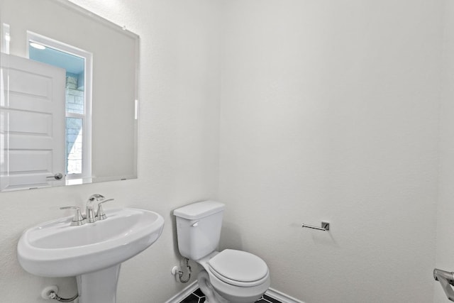 3759 Liberi Ln, Round Rock, TX 78665 - bathroom featuring baseboards, toilet, a sink, and healthy amount of natural light