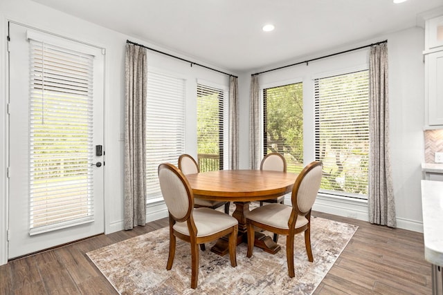 dining space featuring light wood-style flooring, healthy amount of natural light, recessed lighting, and baseboards