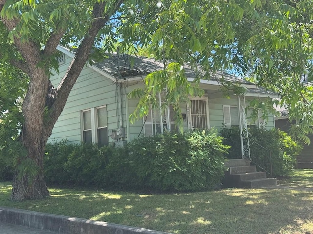 1711 Singleton Ave, Austin, TX 78702 - view of front of property with a front yard