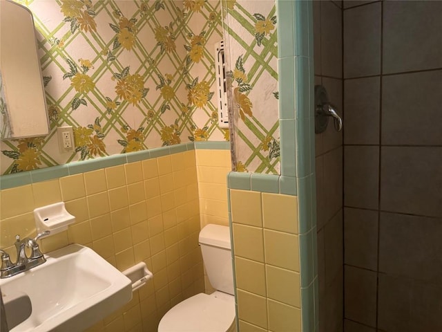 1711 Singleton Ave, Austin, TX 78702 - bathroom with toilet, tile walls, a sink, and wallpapered walls