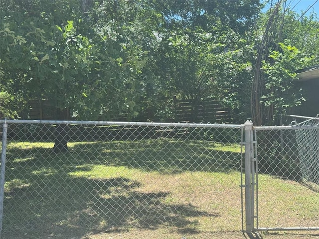 1711 Singleton Ave, Austin, TX 78702 - view of yard with a gate