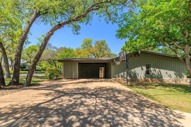 202 Tanglewood Dr, Fredericksburg, TX 78624 - view of front of home with concrete driveway and an attached carport