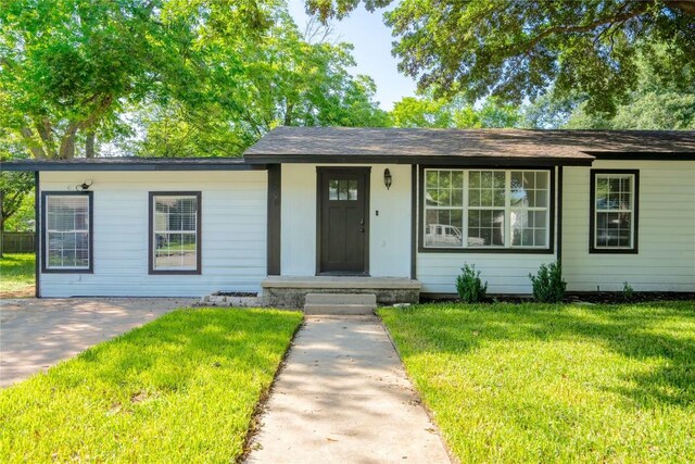 908 Kent St, Taylor, TX 76574 - single story home featuring a front lawn