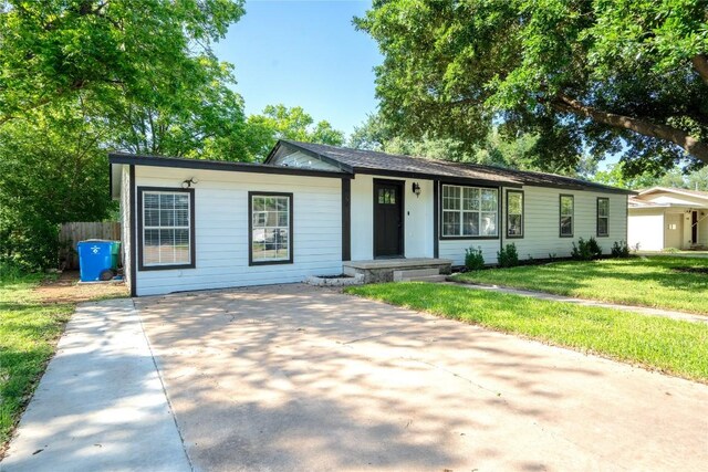 908 Kent St, Taylor, TX 76574 - view of ranch-style home