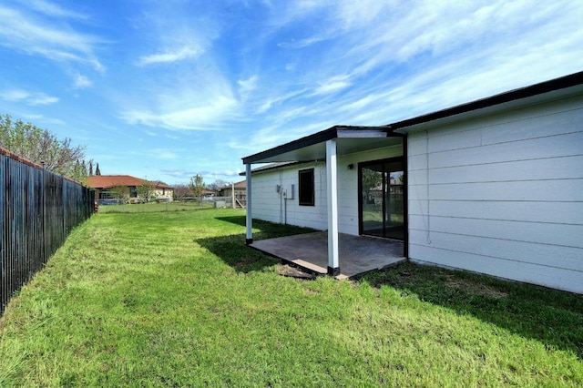 view of yard featuring a patio