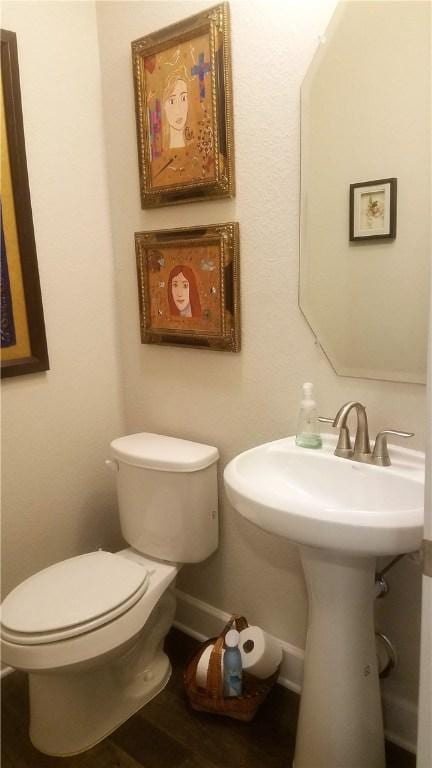 5301 Ponte Tresa Dr, Bee Cave, TX 78738 - bathroom with toilet, baseboards, and a sink
