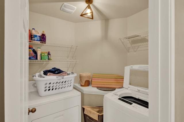 1040 Kensington Castle Trl, Pflugerville, TX 78660 - laundry area with washer and clothes dryer